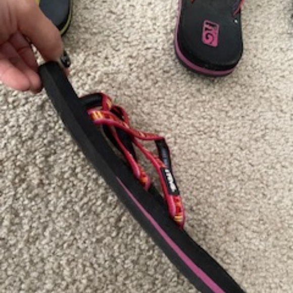 Teva flip flops- size 6 - Picture 2 of 2